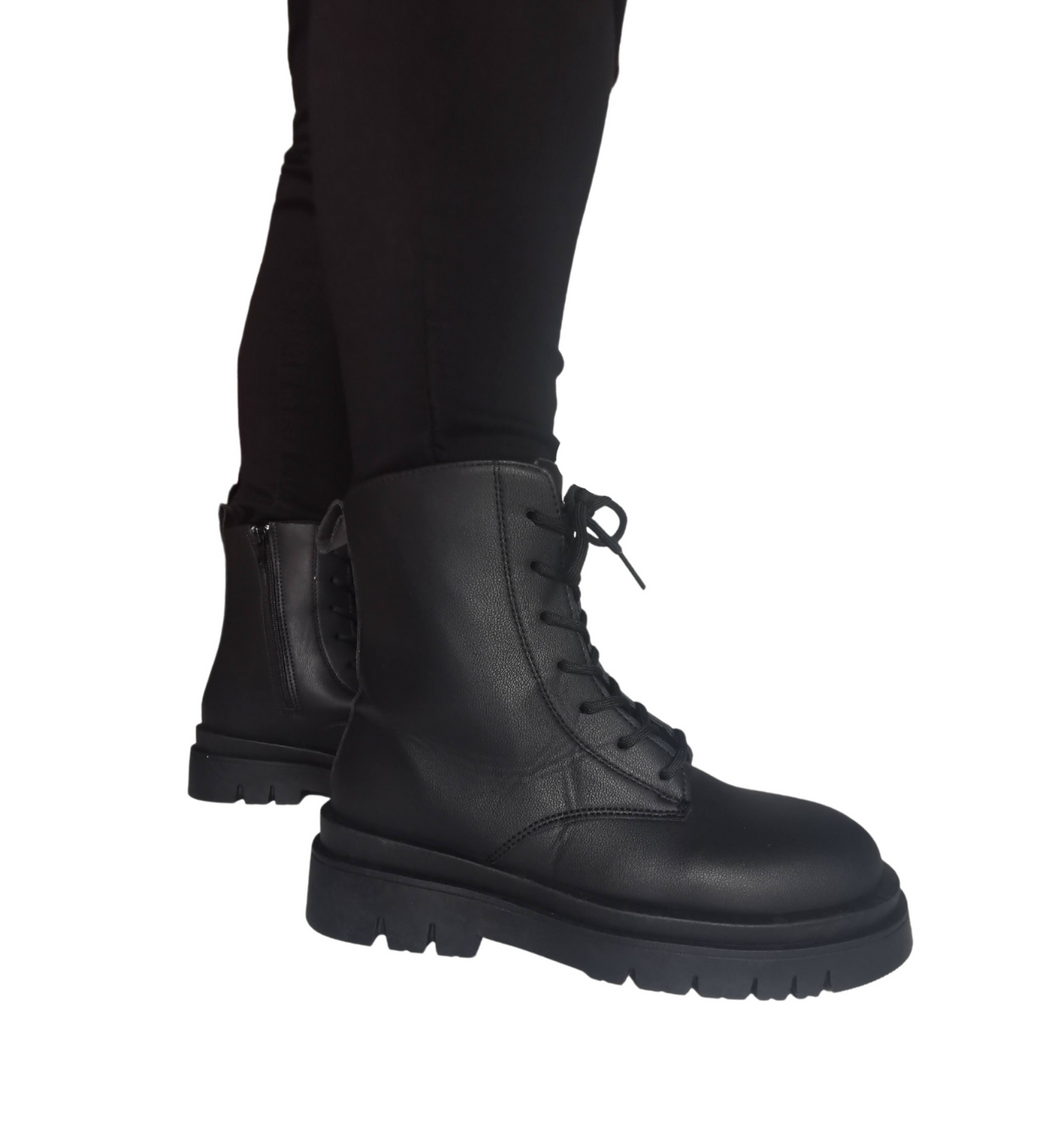 Bottines style rangers à lacets portées